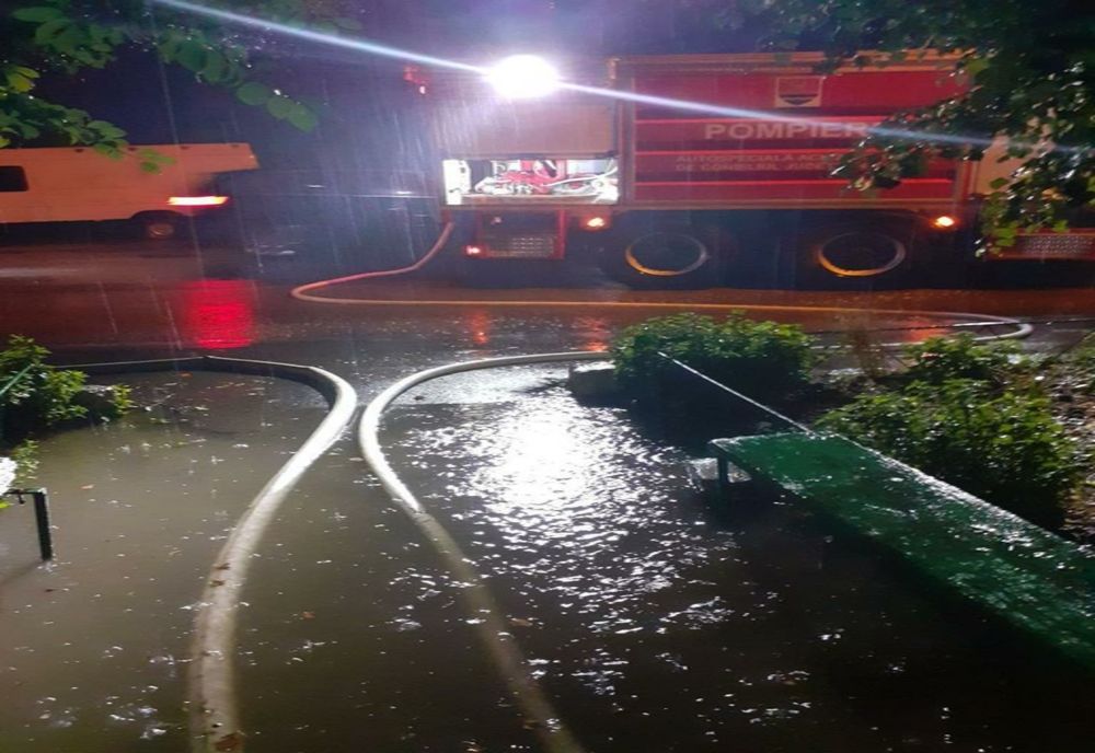 Străzi inundate și copaci rupți, urmările furtunii care a măturat județul Timiș