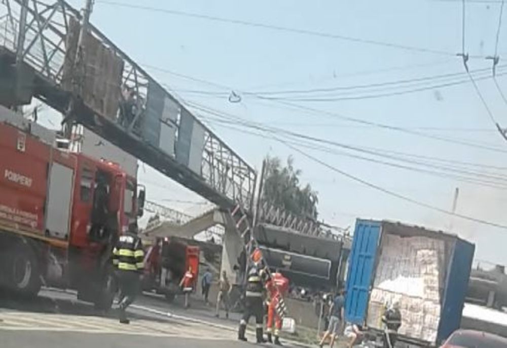 Un TIR încărcat cu șervețele a luat foc lângă Gara de Nord