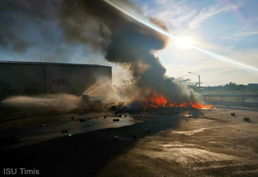 Incendiu la o platformă cu tone de vopseluri