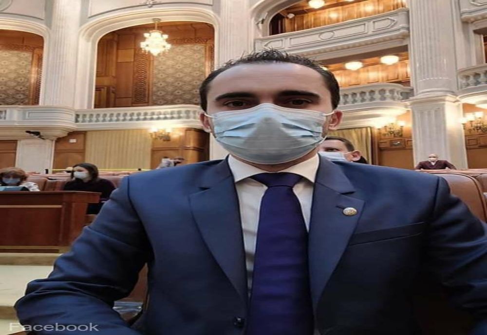 Deputatul Cosmin Şandru, urmărit penal de DNA pentru dare de mită, se autosuspendă din PNL