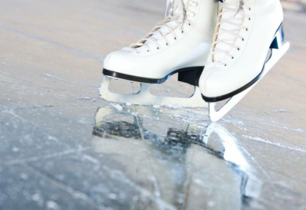 Patinoar în fața Operei la Târgul de Crăciun de la Timișoara