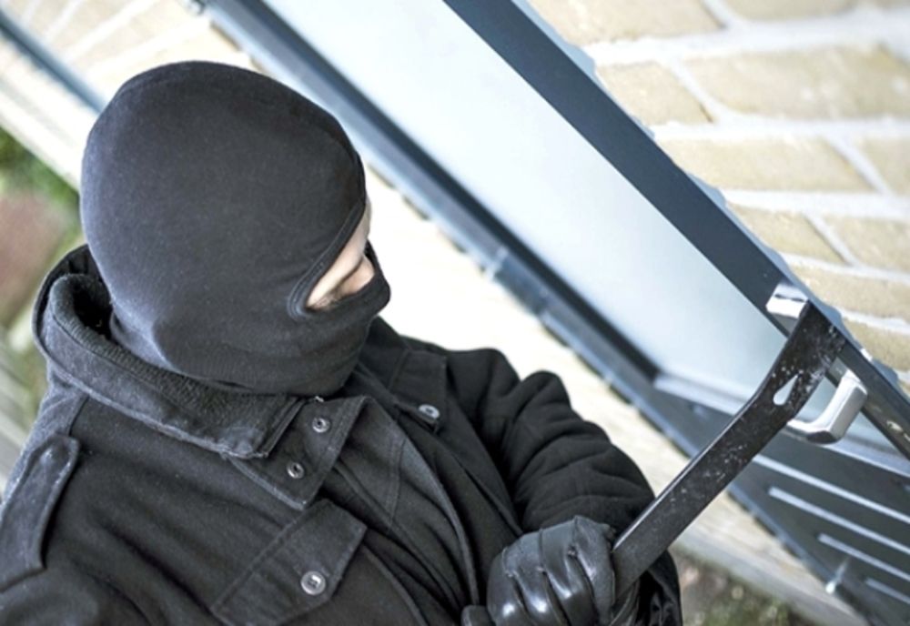 Lovitură dată de hoți, de Craciun: 50.000 de euro şi mai multe obiecte din aur