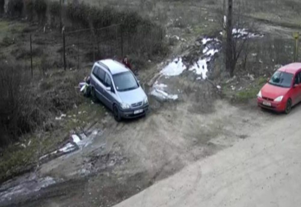 Un tânăr din Timişoara, filmat când arunca gunoaie pe domeniul public