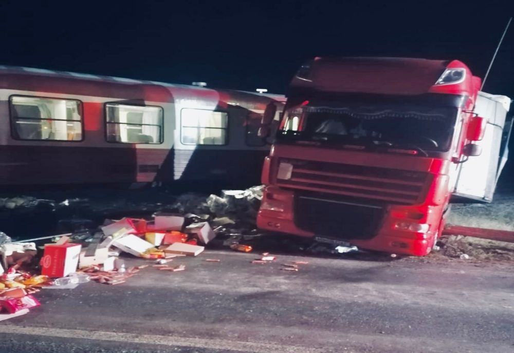 TIR lovit de tren, trafic blocat