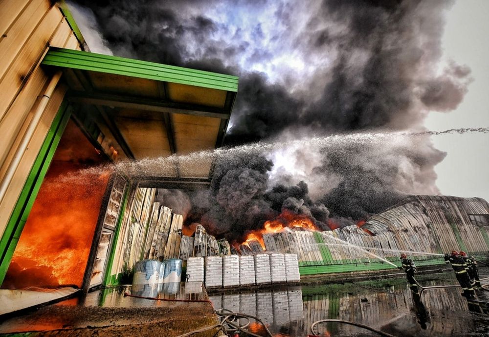 Depozitul în care a izbucnit focul, joi seara, nu avea autorizaţie de securitate la incendiu