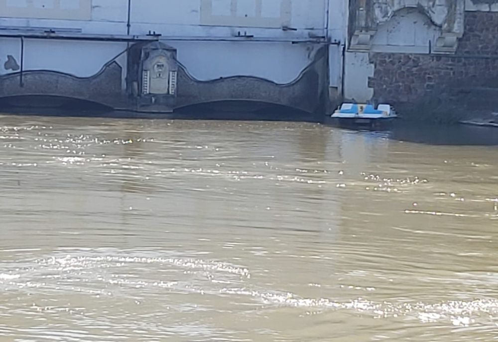 Hidrobicicletă surprinsă plutind în derivă în zona turbinelor