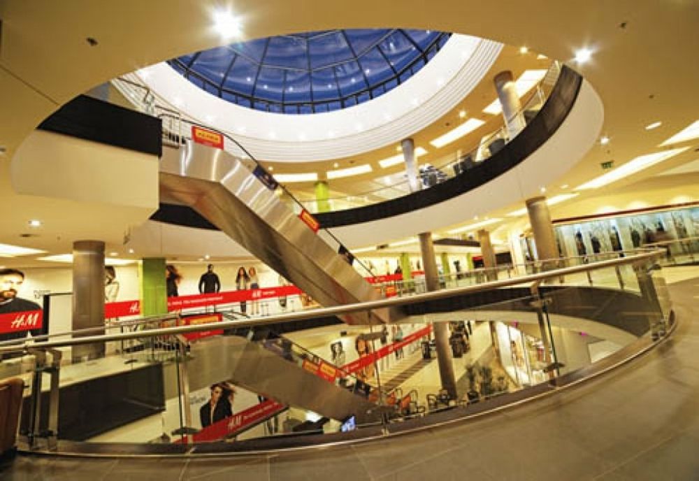 Un copil a căzut de la etaj în interiorul unui mall din vestul țării