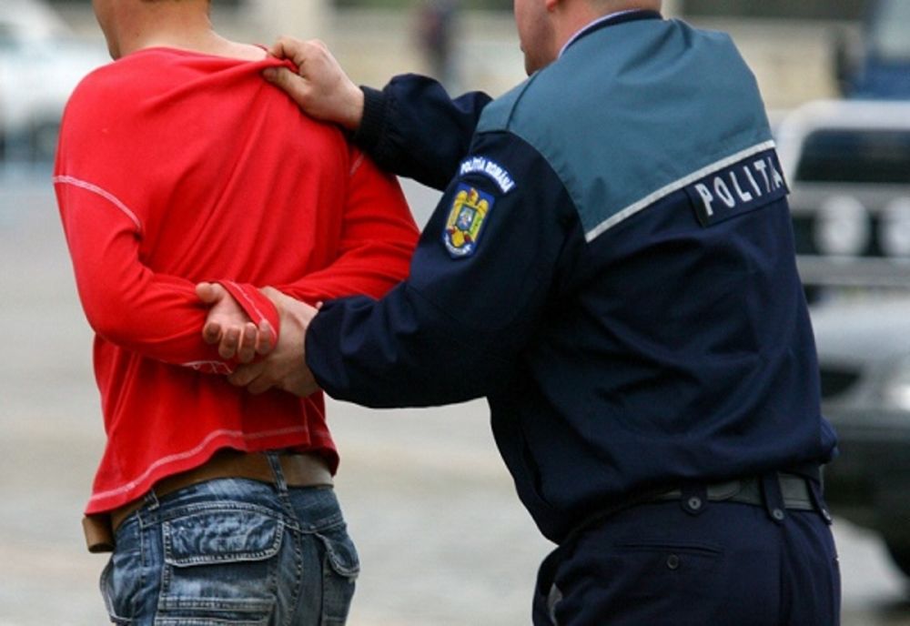Bărbat reţinut pentru 24 de ore, pentru tulburarea liniştii publice şi alte infracţiuni