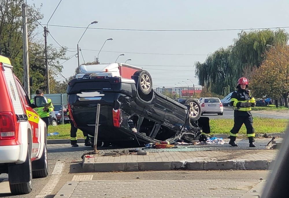 Șofer rănit după ce s-a răsturnat cu mașina