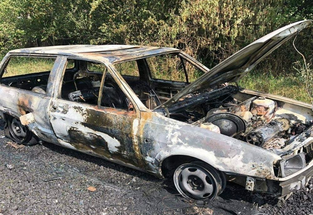 Mașină în flăcări, după ce a lovit adăpostul muncitorilor de la drumuri. Șoferul a fugit