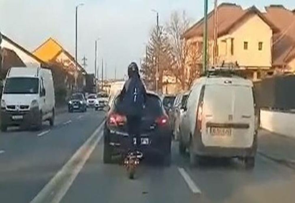 Ispravă de totrinetist: cu peste 60km/h, pe banda a doua, slalom printre mașini