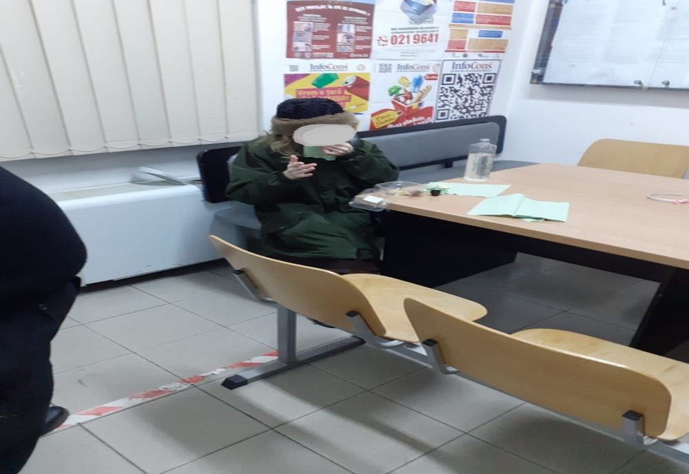 Femeie de 72 de ani, salvată de polițiștii locali, după ce era să înghețe pe stradă