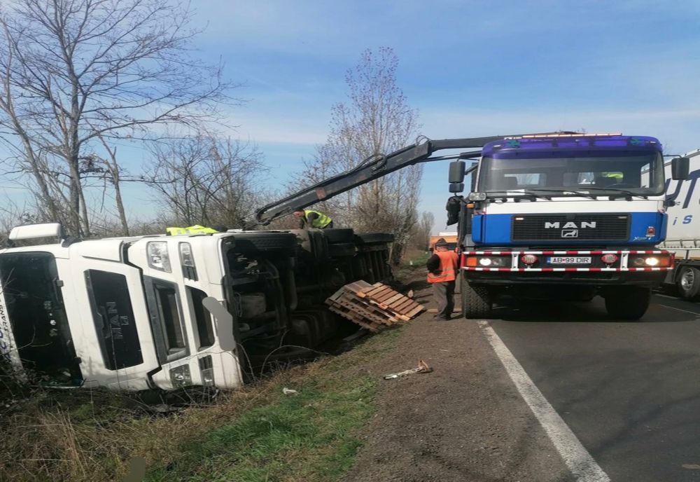 TIR răsturnat pe o șosea din Timiș