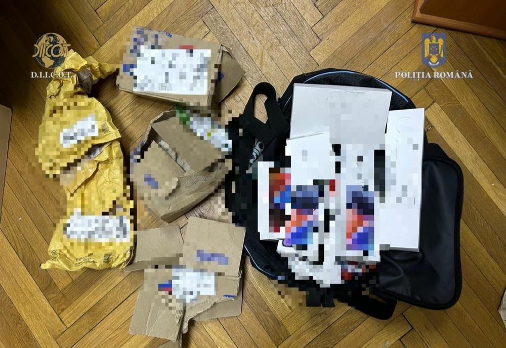 Percheziții într-un dosar cu fraude informatice. Au folosit aplicația unei firme de curierat ca să fure colete din easybox-uri