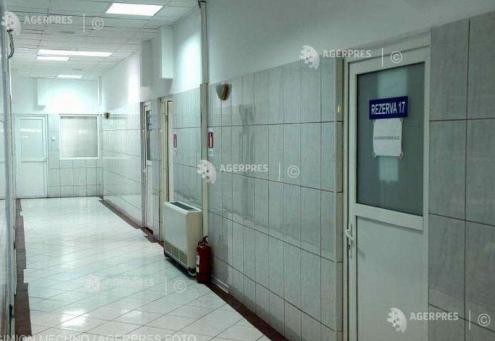 Chetă pentru dezinfectanți și hârtie igienică într-un spital din Timișoara