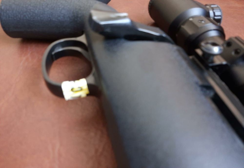 Bărbat împuşcat cu o armă de vânătoare