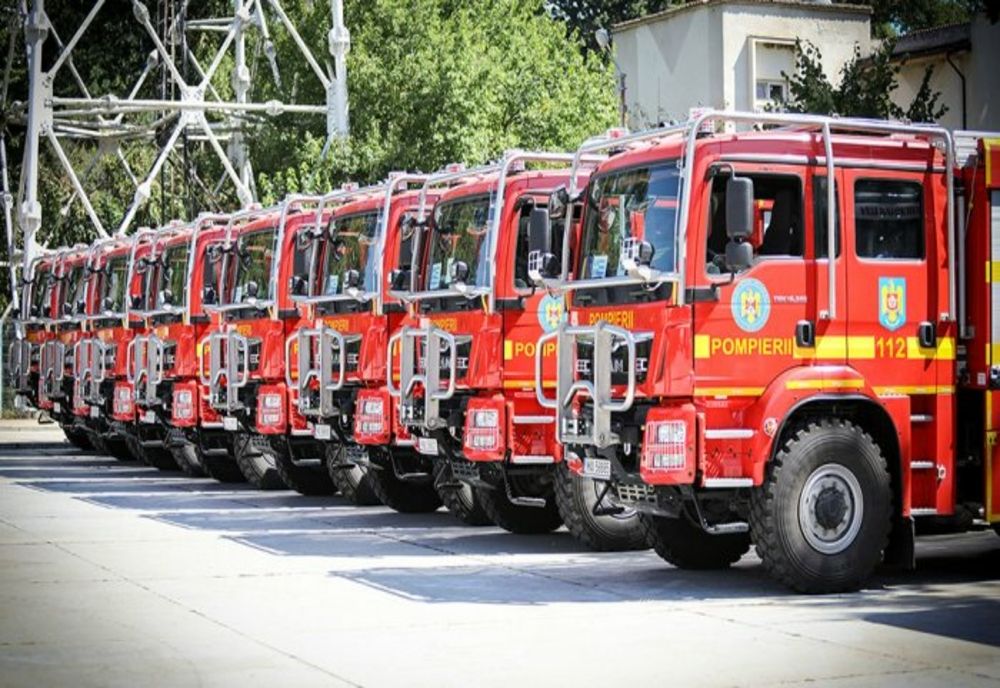 IGSU: OPT CAMIOANE VOR TRANSPORTA MATERIALE PENTRU AJUTORAREA COMUNITĂŢILOR DIN GALAŢI AFECTATE DE INUNDAŢII