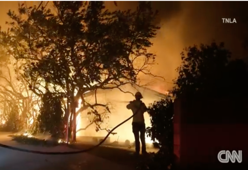 UN NOU INCENDIU A IZBUCNIT LA NORD DE LOS ANGELES