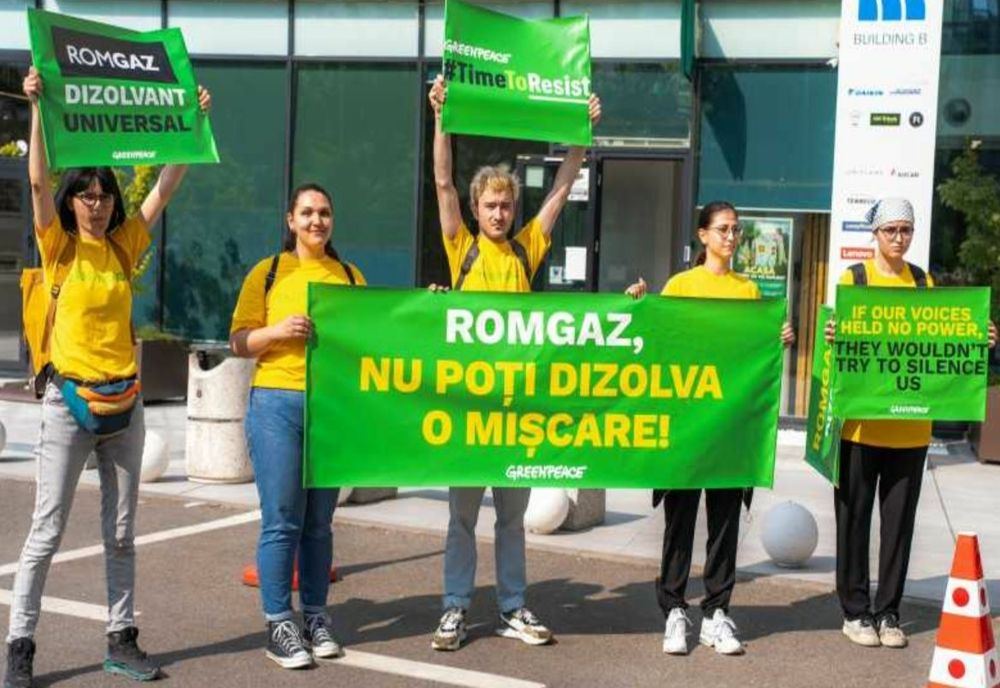 GREENPEACE ROMÂNIA A PROTESTAT ÎN FAȚA SEDIULUI ROMGAZ DIN CAPITALĂ