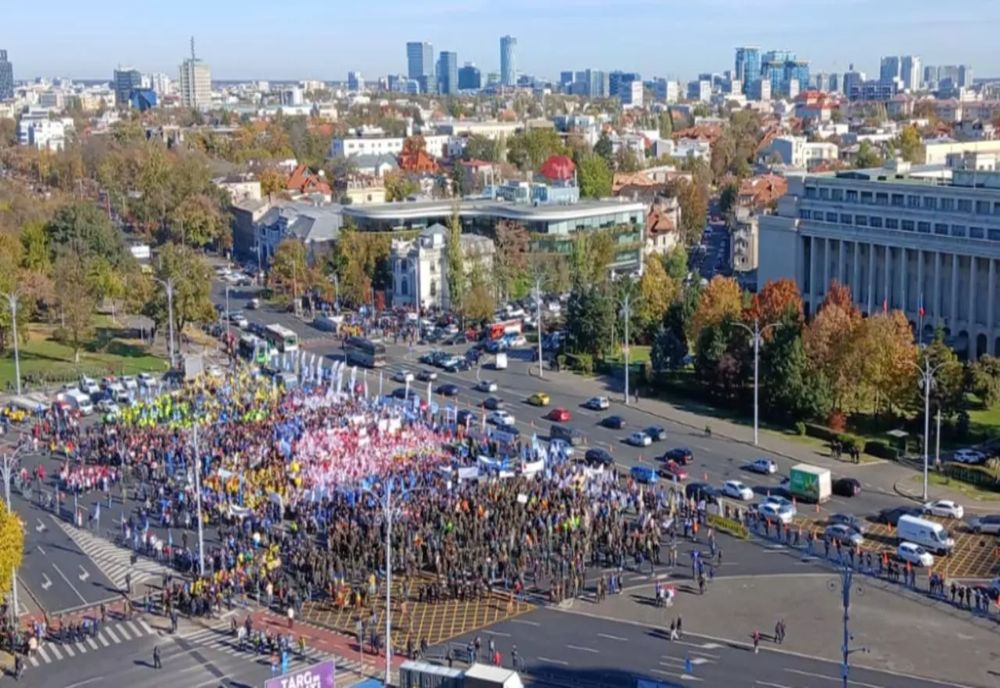 PROTEST URIAȘ ÎN FAȚA GUVERNULUI: SINDICATELE CER DEMISIA LUI ILIE BOLOJAN
