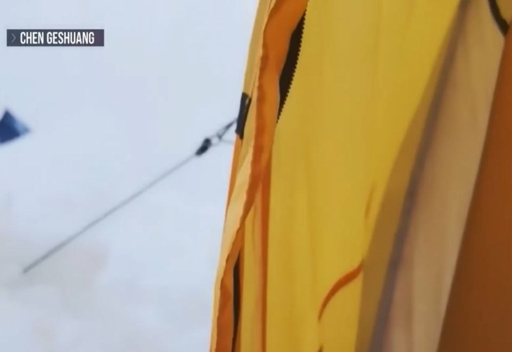 ALPINIȘTI BLOCAȚI PE VERSANȚII TIBETANI AI EVERESTULUI AȘTEAPTĂ SĂ FIE SALVAȚI