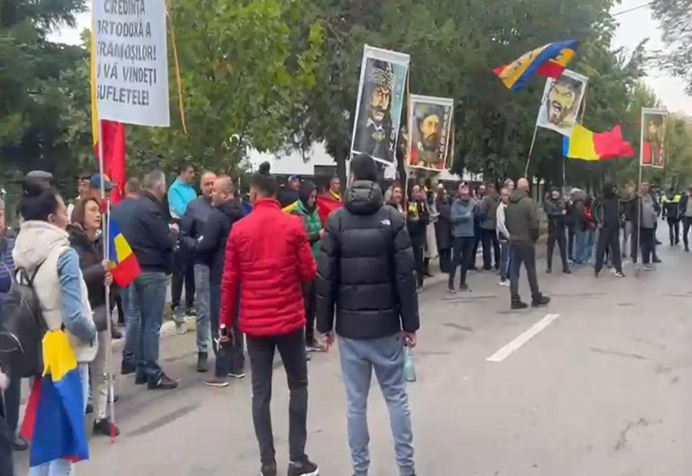 CĂLIN GEORGESCU, LA SECȚIA DE POLIȚIE DIN BUFTEA. AMPLĂ MOBILIZARE A SUSȚINĂTORILOR SĂI, OAMENII AU BLOCAT STRADA