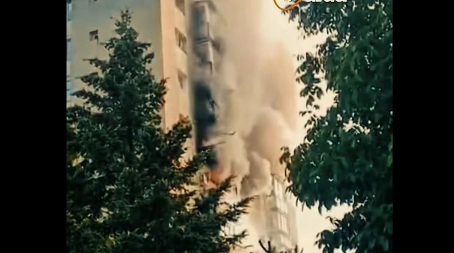 Incendiul a izbucnit într-un apartament de la etajul 4. Foto/Captură video