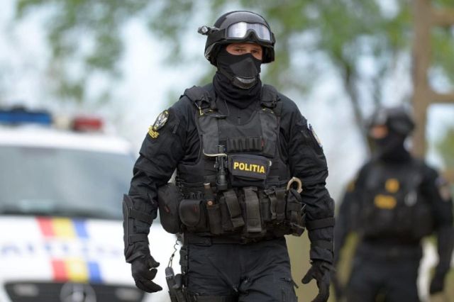 Descinderi în Timiș după crima șocantă din Cenei: droguri și arme găsite de anchetatori. Cinci persoane, duse la audieri