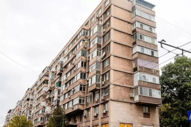 O femeie din Timișoara a căzut de la etajul 3 în timp ce spăla geamurile