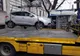 Blocați în chioșc de un șofer neatent