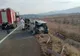 Mașină distrusă după ce a intrat într-un parapet