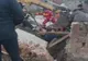 Scoși de pompieri de sub dărâmături, după ce zidul unei case a căzut peste ei