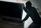A furat televizorul de pe terasa unei săli de jocuri de noroc și a plecat cu el în brațe