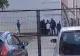 Bătaie în curtea unei școli din Timișoara! Părinții au sărit la un profesor după ce acesta le-a certat copilul. Scandalul, filmat - VIDEO